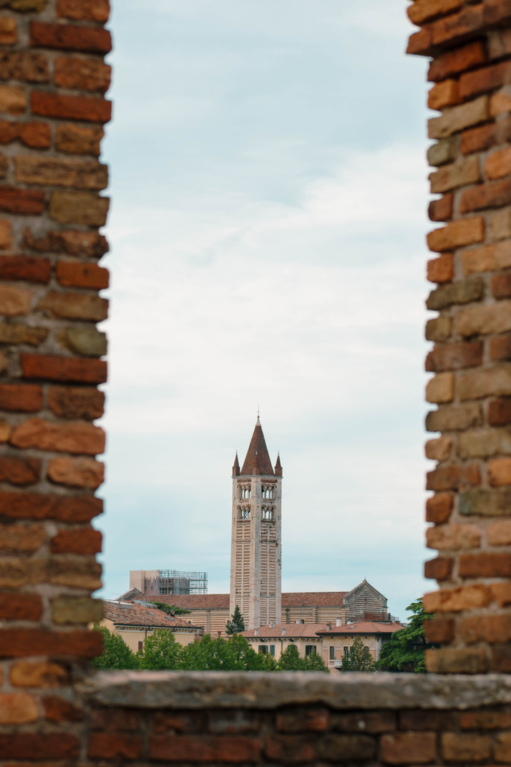 Italie · Clocher à travers l'arcade