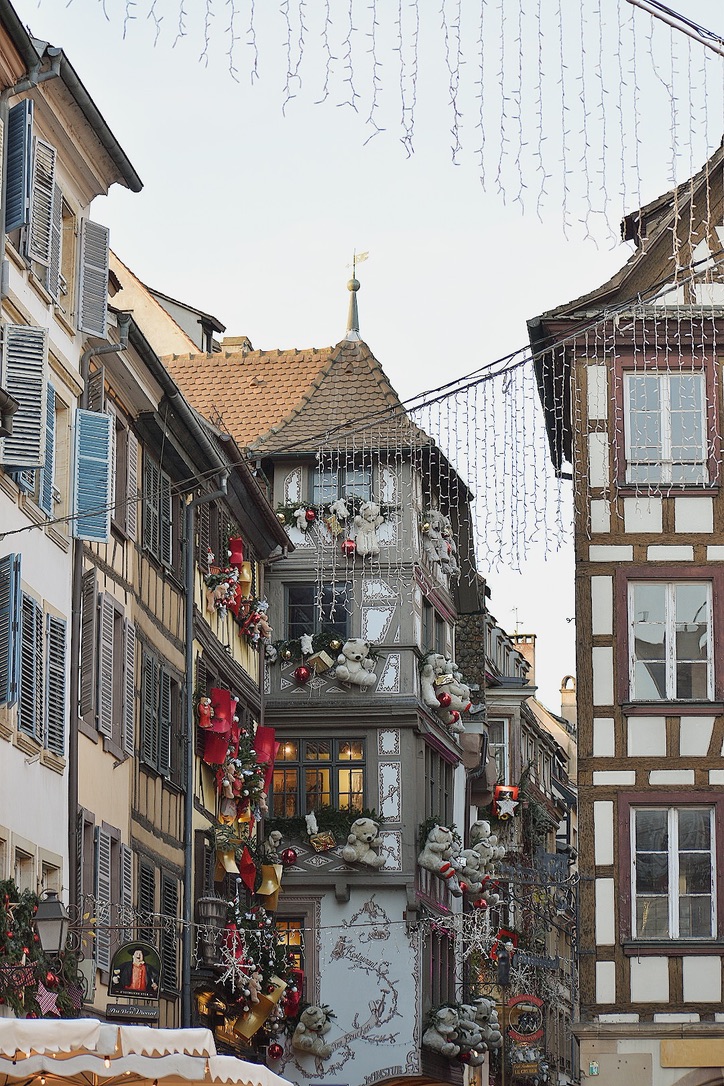 Strasbourg · Rue à colombages décorée